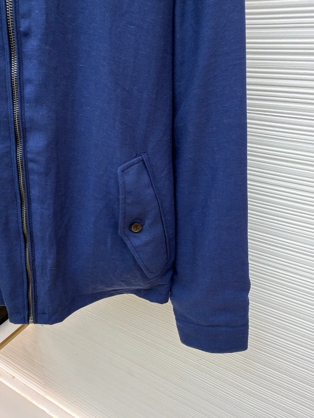 P630 Ralph Lauren logo embroidered reversible jacket ●Original version: Purchased and developed for 3990 ●Item number: 1681790-B75 ●Material: matte moire taffeta fabric ●Technology: embroidery production ●Color: blue ●Version: fitted version ●Weight: about 530 grams ●Size: S-M-L-XL ●Description: Customized matte moire taffeta and twill jacquard brocade, light and tough, smooth drape Comfortable and close to the skin. Khaki brown tone. Calm and noble. Two clothes. Unlimited style. One side is decorated with twill jacquard brocade, which has its own retro filter, like the pocket watch gear of an old-school gentleman. The other side is made of matte moire taffeta, which has a relaxed breathing feeling. Casual and comfortable casual gene. Exquisite pony logo embellishes it. Fully recognizable. The classic stand-up collar is tied with three hidden button tabs. Simplicity controls complexity. The design philosophy hidden in the details. Double-sided style. Hidden old money and slack in one garment, imported machine embroidery technology is used. Advanced computer control systems and precision mechanical components are used to achieve the iconic pony embroidery operation. High precision. The lines are smooth and delicate. The template machine opens the bag. The preset template guides the position, shape and size of the bag opening. The accuracy ensures the quality of the bag opening effect. Ergonomic three-dimensional cutting returns to traditional craft techniques through segmentation, folding, shrinking and stretching. The so-called slow work and fine work are respect for the material and the pursuit of feel. The workmanship is complex and tedious, slow in aging, high in wear and tear, and the fabrics have been carefully washed to have a better hand feel and texture. It is not easy to deform, shrink or fade, and maintains long-term beauty. The overall wiring is straight and delicate, the fabric is comfortable and soft, and the color is consistent without color difference. It can be matched with the same style to create a fashionable look and control various occasions. Customized accessories, complete with three standards, same style for men and women!